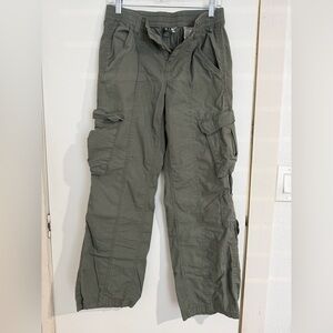 Women’s size 4 olive cargo pants with adjustable stretchy waistband #cargopants